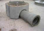 Bild zeigt Hundehütte aufgesetzt auf Betonrohr